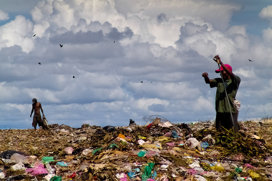 Since 1975 La Chureca, the biggest garbage dump in Central America, has spread to cover 70 acres on the shores of a completely contaminated lake Xolotlán.
