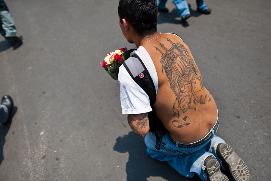 Before the rosary is prayed collectively at the end of the day, believers leave offerings (money, candies, tabacco, flowers and candles) and make petitions to ‘La Santísima Muerte’.