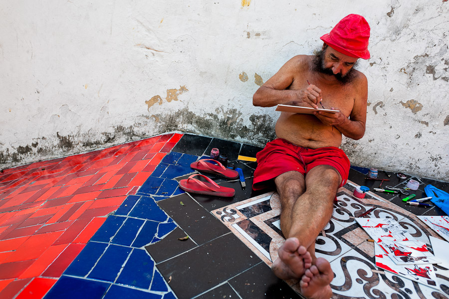 Jorge Selarón paints a picture in front of his house on Selaron's Stairs.