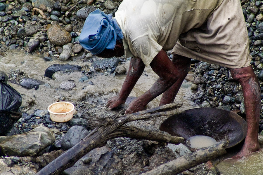 Many women gold miners do not have rubber boots, some do not have any shoes. There is a high risk of injury because the moving mud is full of sharp rocks and rests of jungle trees.