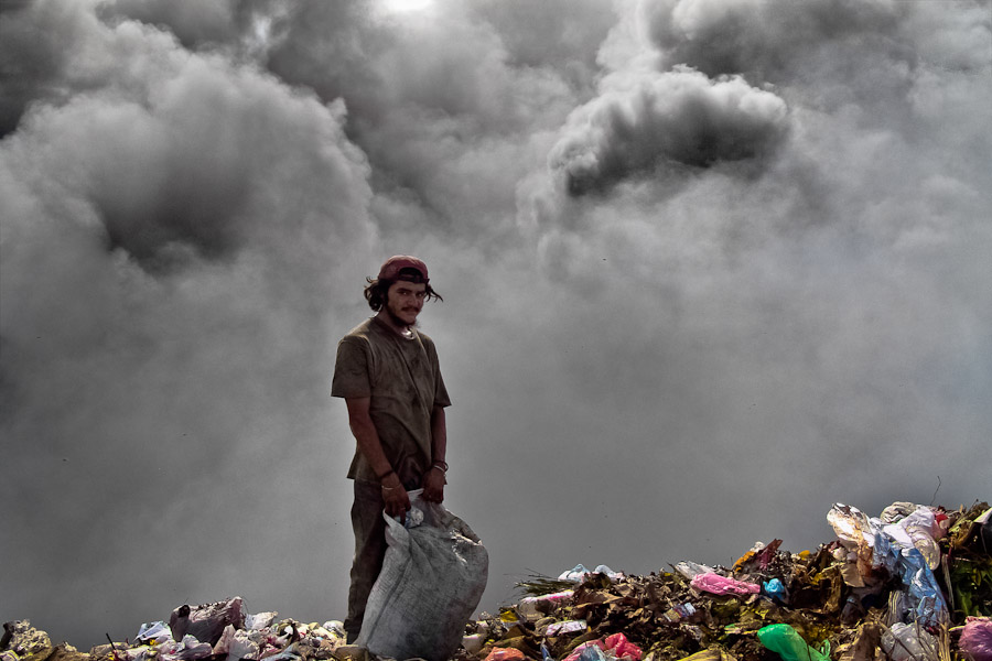 The children who work at La Chureca garbage dump very often eat the food they find on the dump, none of them goes to school. Many of them sniff the shoe glue, the drug of the poorest.