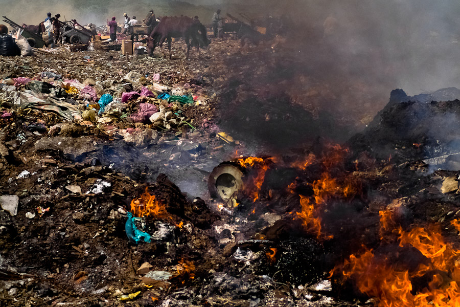 Constant spontaneous fires at La Chureca garbage dump cause air pollution, respiratory disease of those who work at the dump and affect thousands of inhabitants from neighbouring districts.