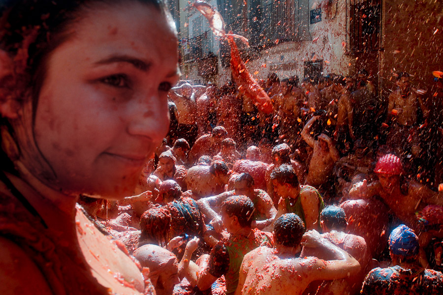 After one hour, the tomato fight officially ends, but there is still some tomato fighting going on.