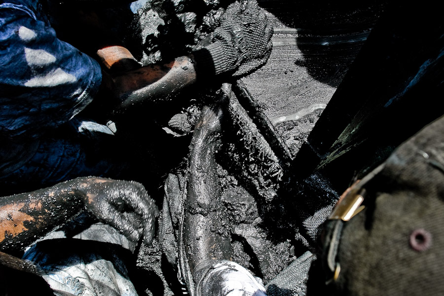 Guaqueros fight over the waste rock thrown away in front of the private mine. The material has already been processed by heavy machinery and there have been no significant finds in it.