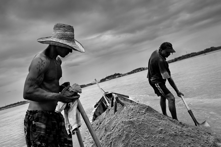 Muži v proudu řeky (Kolumbie)