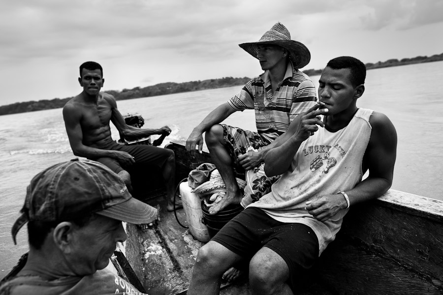 Muži v proudu řeky (Kolumbie)